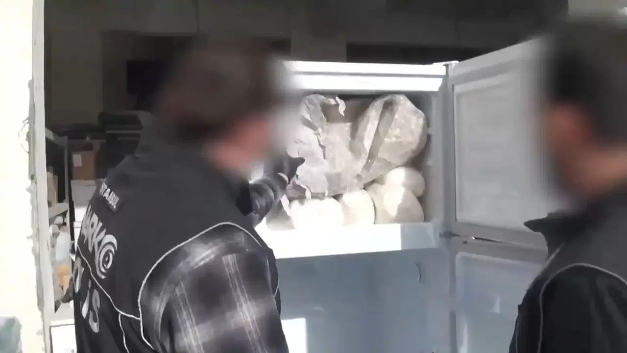 Esenyurt’ta Kargo Operasyonu: Buzdolabından 28 Kilogram Metamfetamin Çıktı