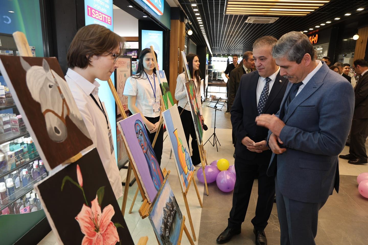 Afyon Dinar’da Genç Yetenekler Sahneye Çıktı: Sanat Sergisine Yoğun İlgi