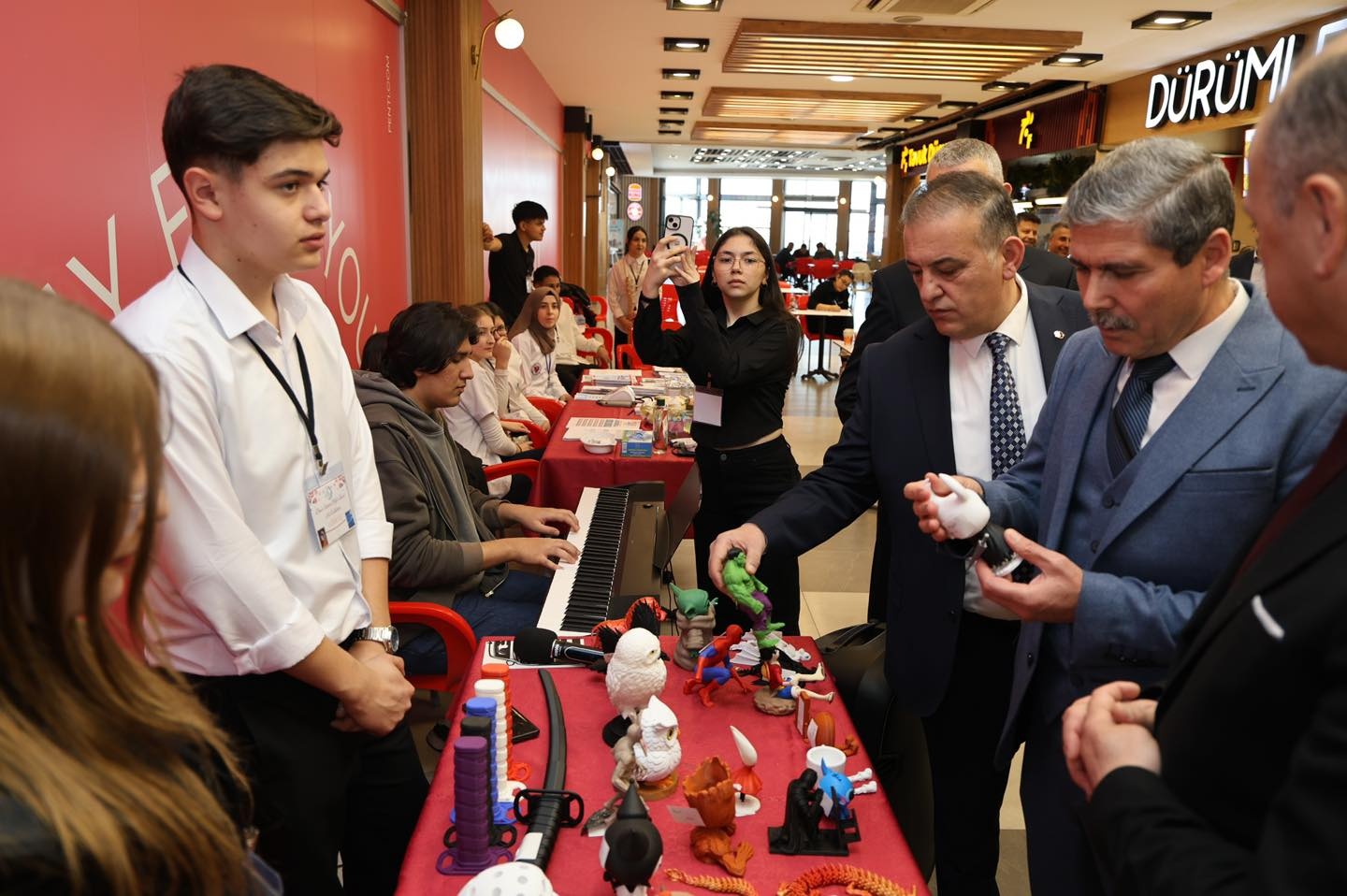 Afyon Dinar’da Genç Yetenekler Sahneye Çıktı: Sanat Sergisine Yoğun İlgi