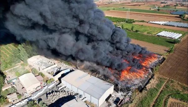 Adana’da Geri Dönüşüm Fabrikasında Korkutan Yangın!