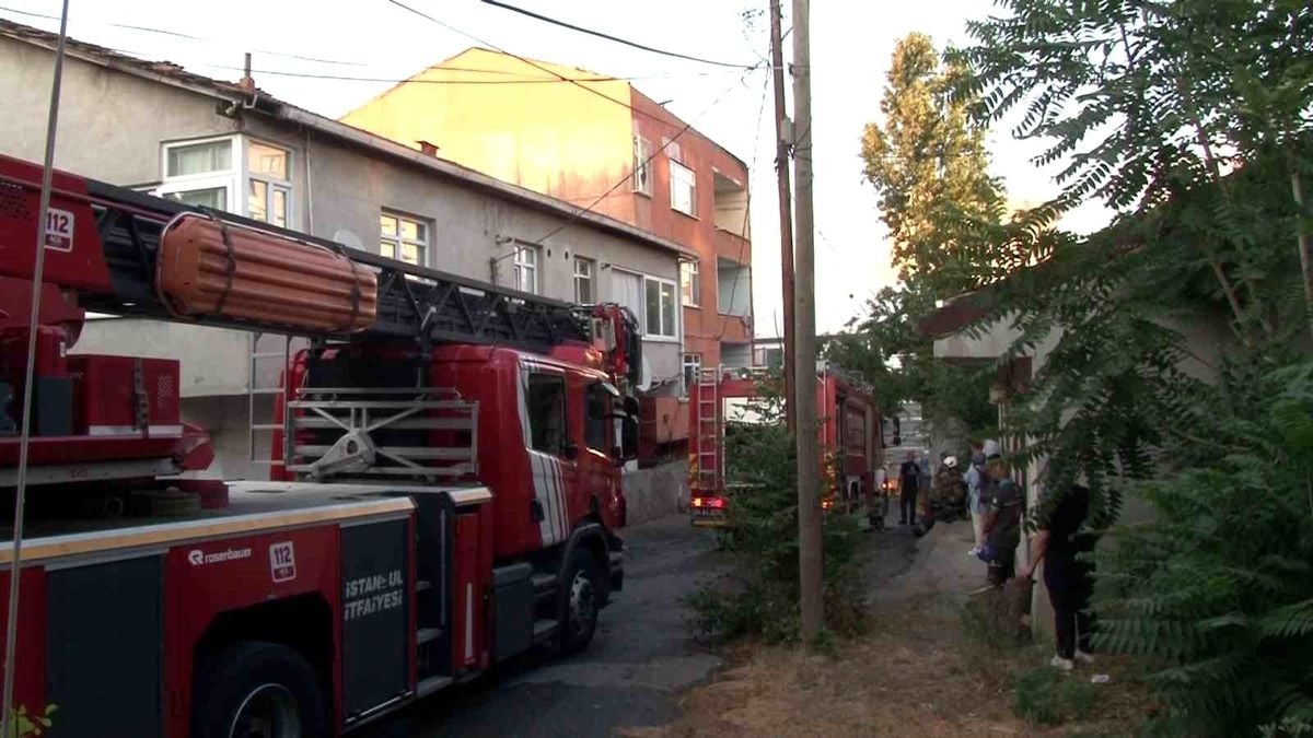 Ümraniye’de Çatı Yangını: 3 Katlı Binada Alevler Yükseldi!