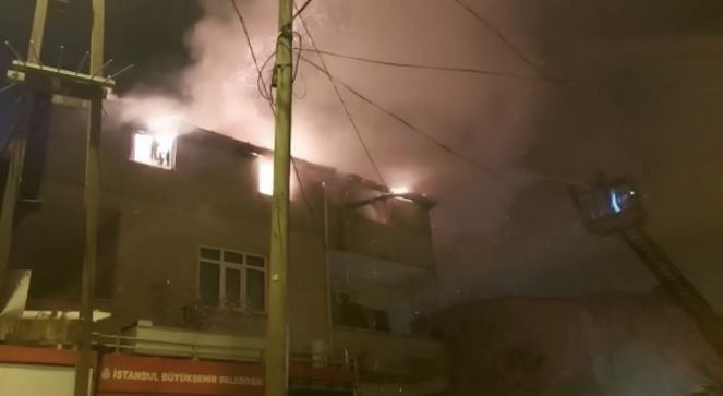 Ümraniye’de Çatı Yangını: 3 Katlı Binada Alevler Yükseldi!