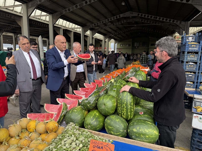 İYİ Parti Grup Başkanvekili Çömez Afyonkarahisar'da Pazar Yerini Ziyaret Etti