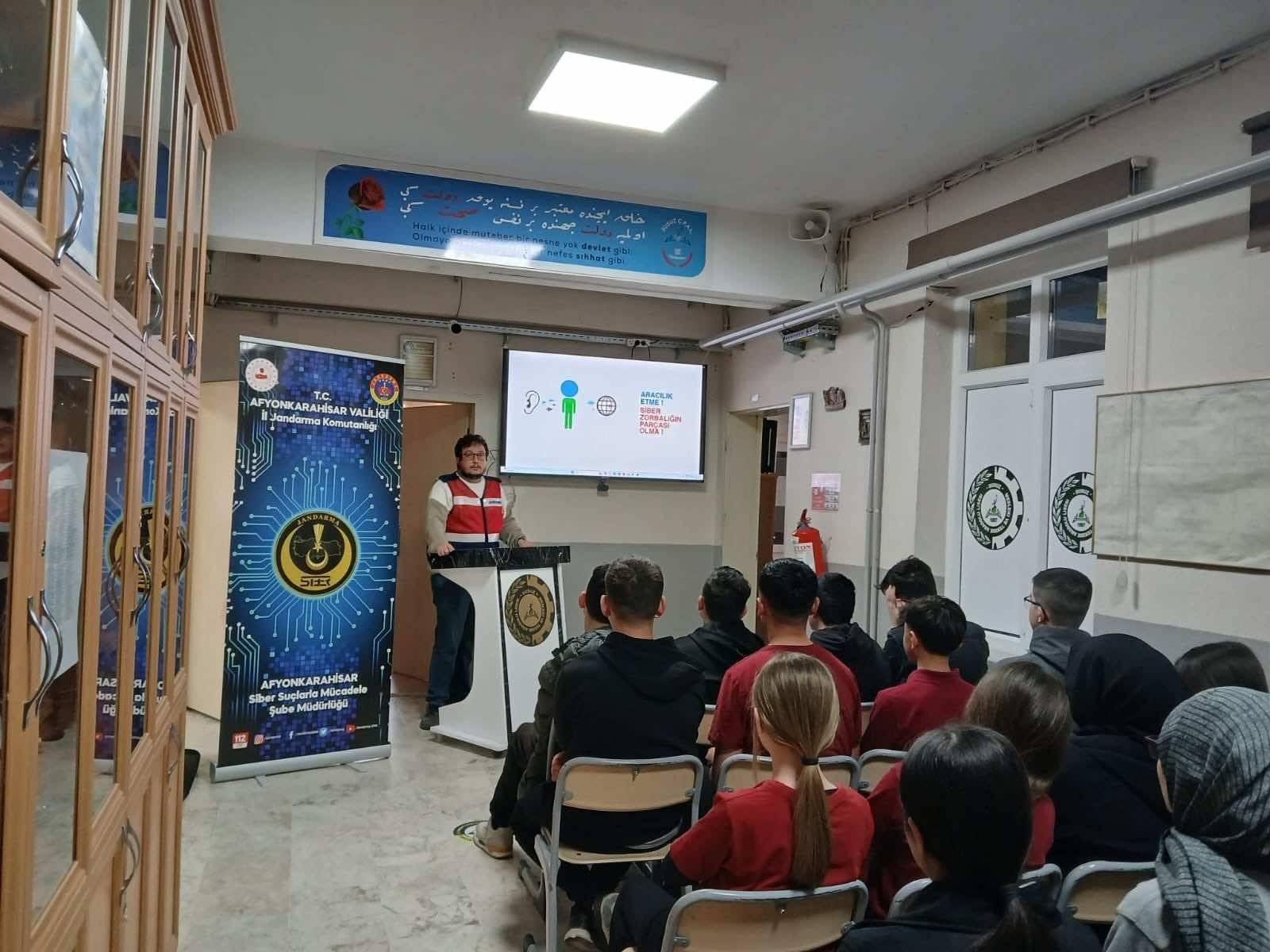 Jandarmadan Siber Farkındalık Eğitimi