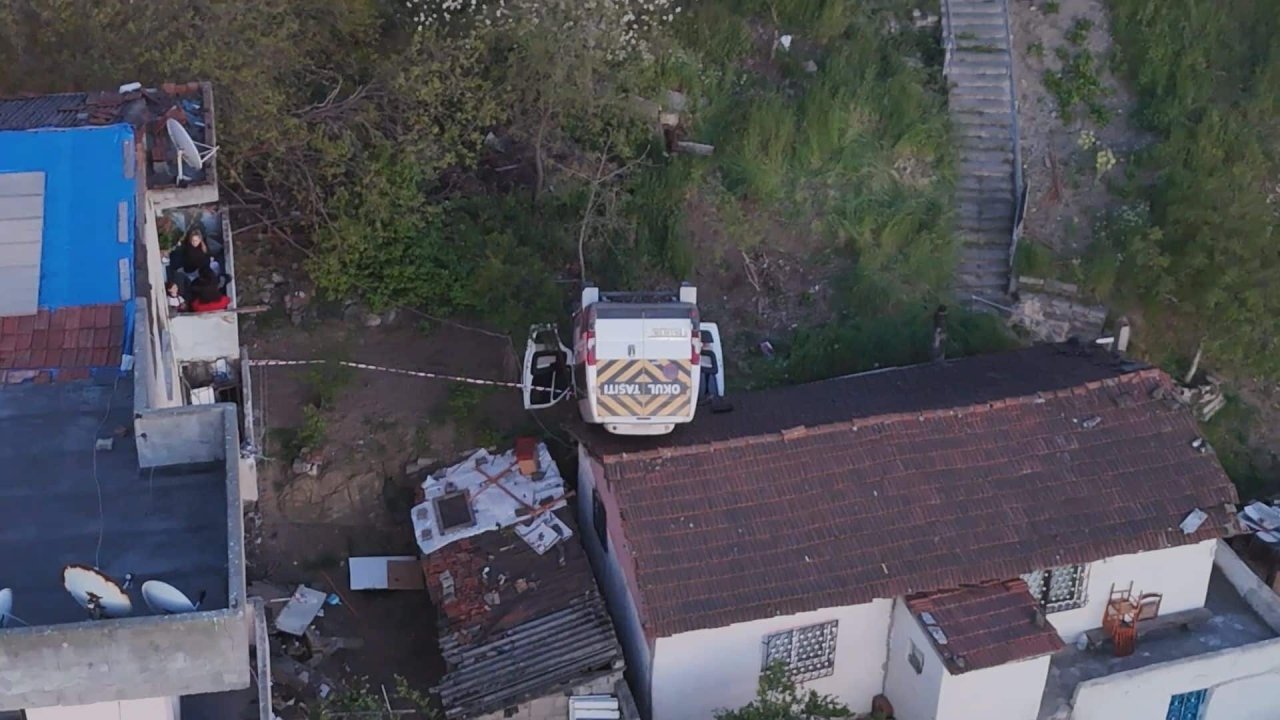 Kağıthane’de Feci Kaza: Çatıya Uçan Okul Servisinin Şoförü Hayatını Kaybetti