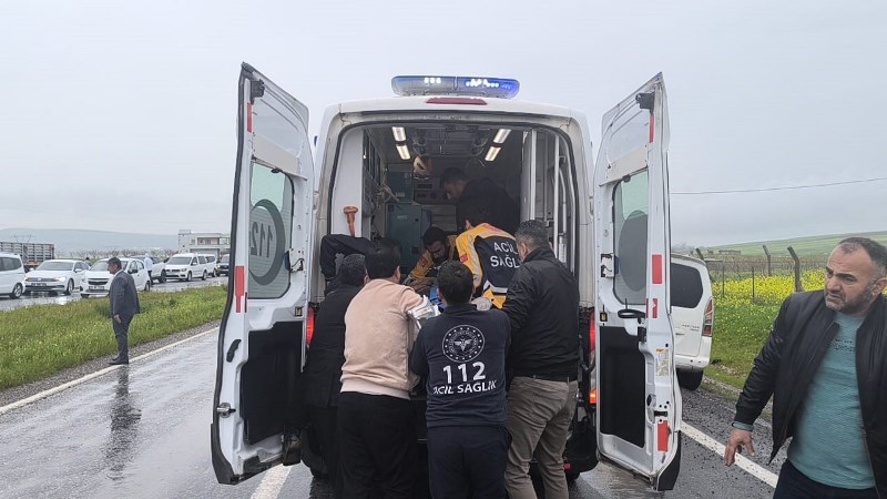 Otomobil İle Kamyonet Çarpıştı: 2 Ölü, 3 Ağır Yaralı!