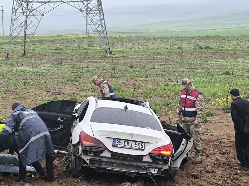 Otomobil İle Kamyonet Çarpıştı: 2 Ölü, 3 Ağır Yaralı!