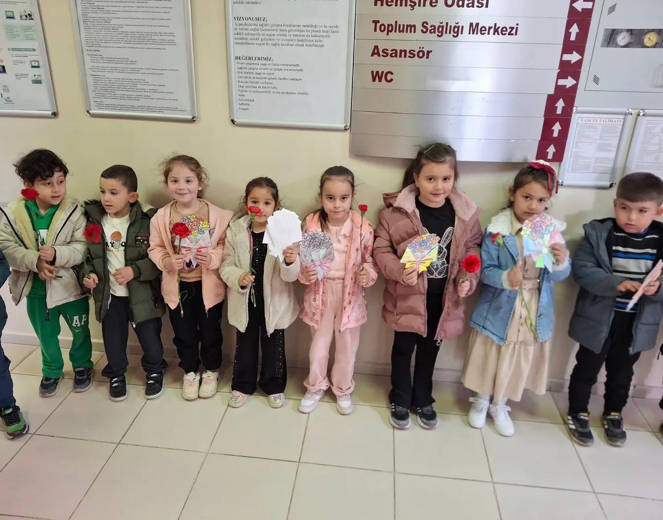 İlçe Milli Eğitim Müdürü Koçluk Ve Minik Öğrenciler Sağlık Çalışanlarını Unutmadı