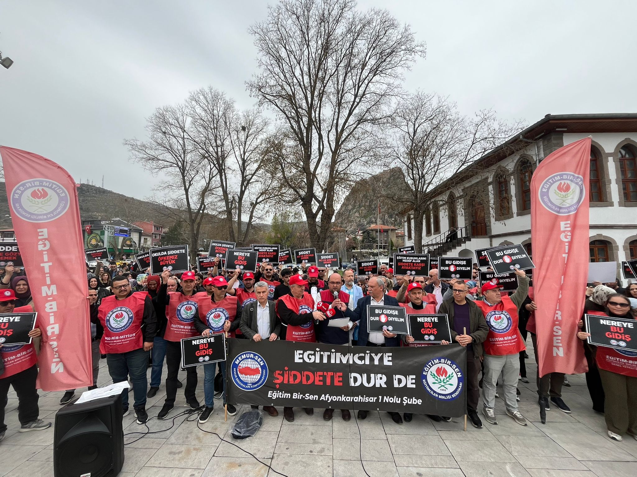Eğitim Bir-Sen’den Zafer Meydanı’nda Sert Tepki: "Öğretmenler Velisinden Korkar Hale Geldi"