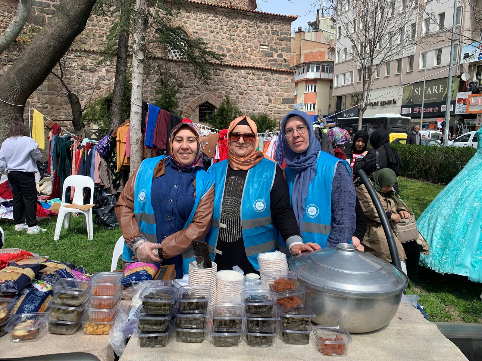 Afyonkarahisar'da “İki İnsan Bir Hayat” Hayır Çarşısı Açıldı