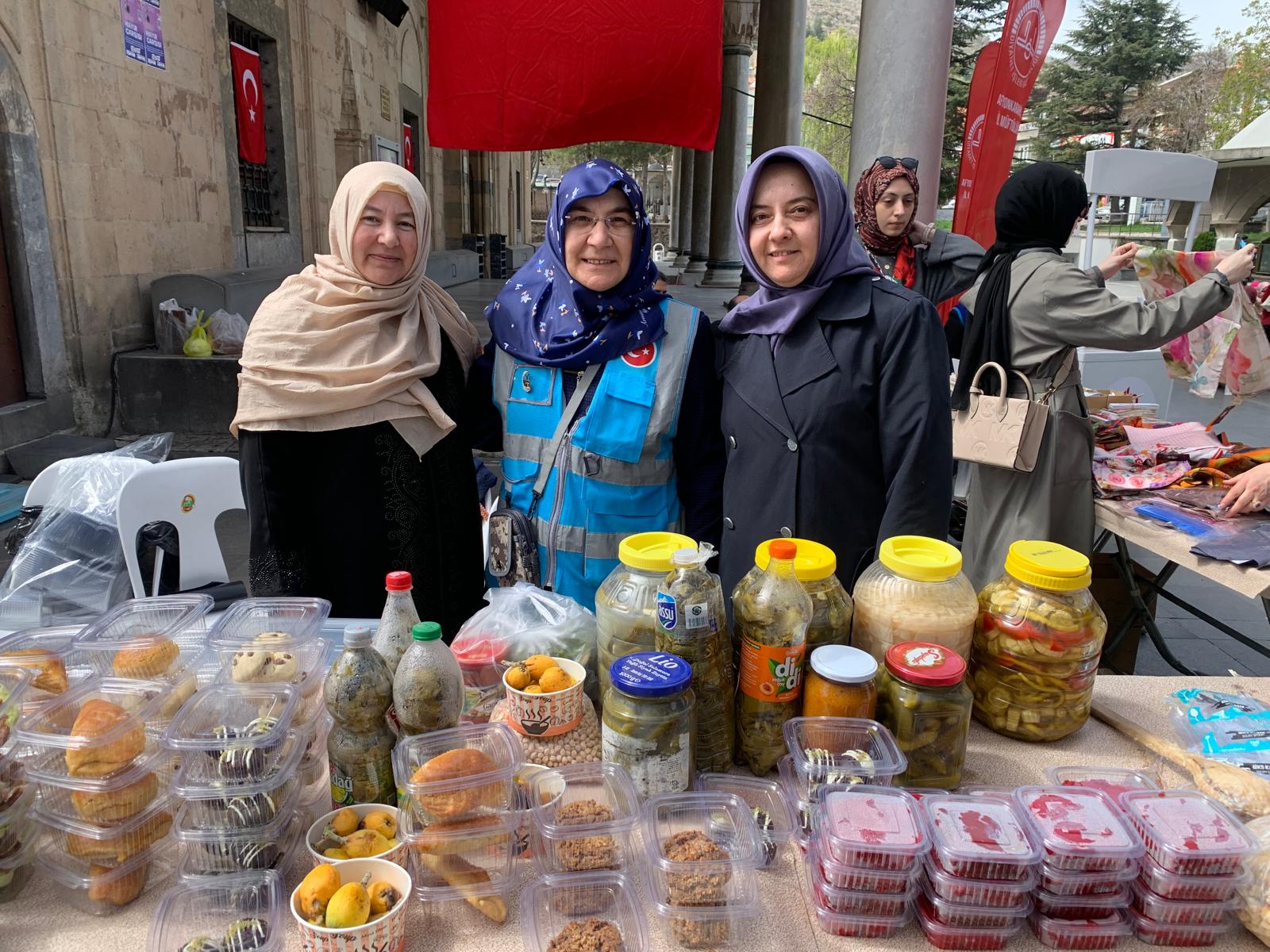 Afyonkarahisar'da “İki İnsan Bir Hayat” Hayır Çarşısı Açıldı