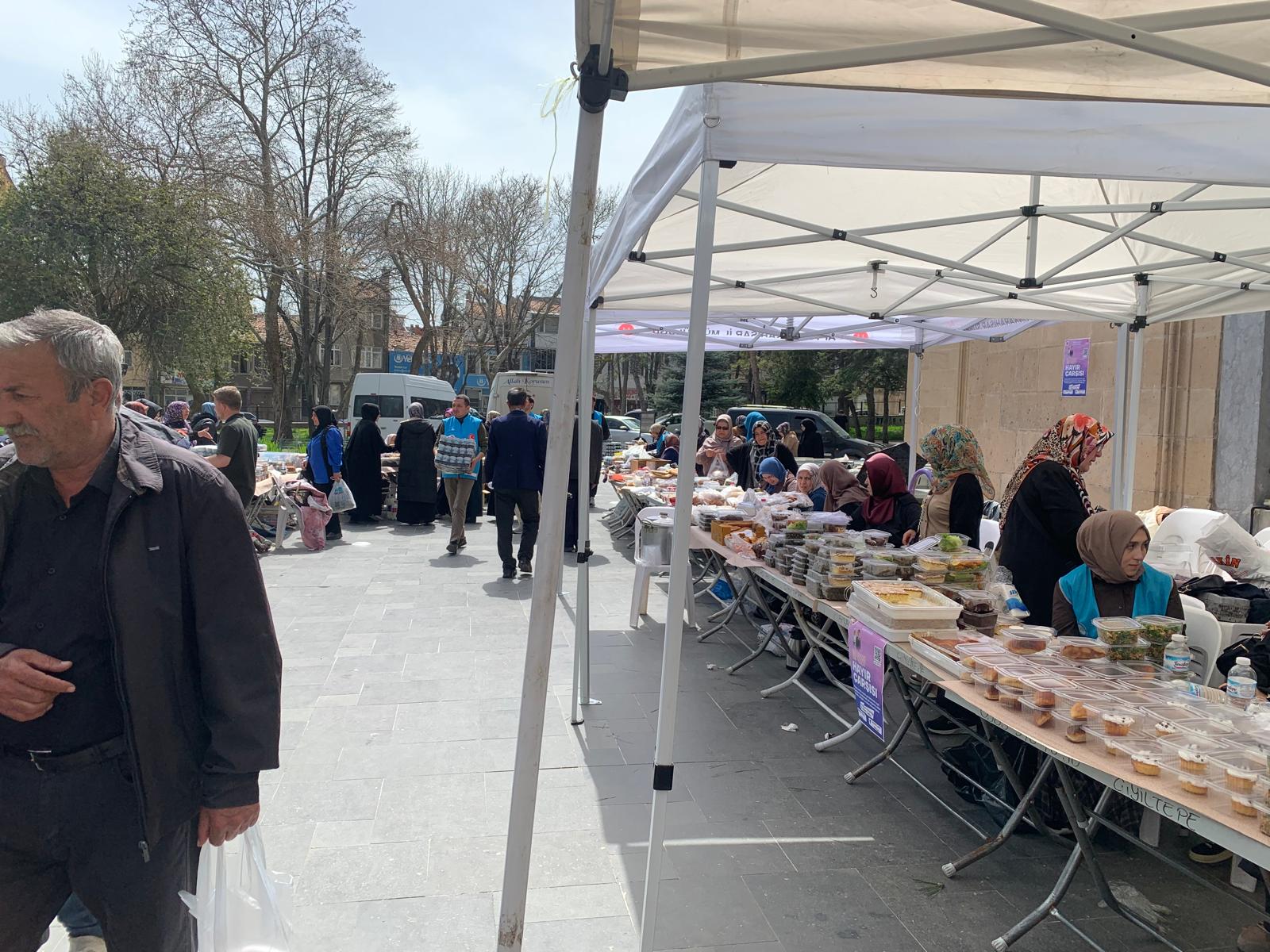 Afyonkarahisar'da “İki İnsan Bir Hayat” Hayır Çarşısı Açıldı