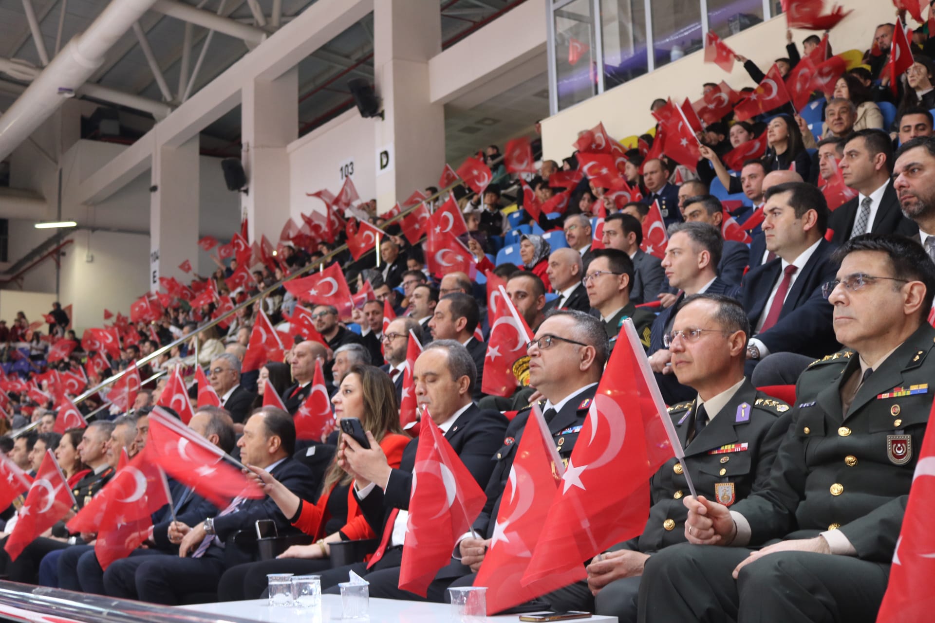 Zaferin Şehrinde Çocukların Sesi: Veysel Eroğlu Stadyumu Al-Yıldızla Renklendi