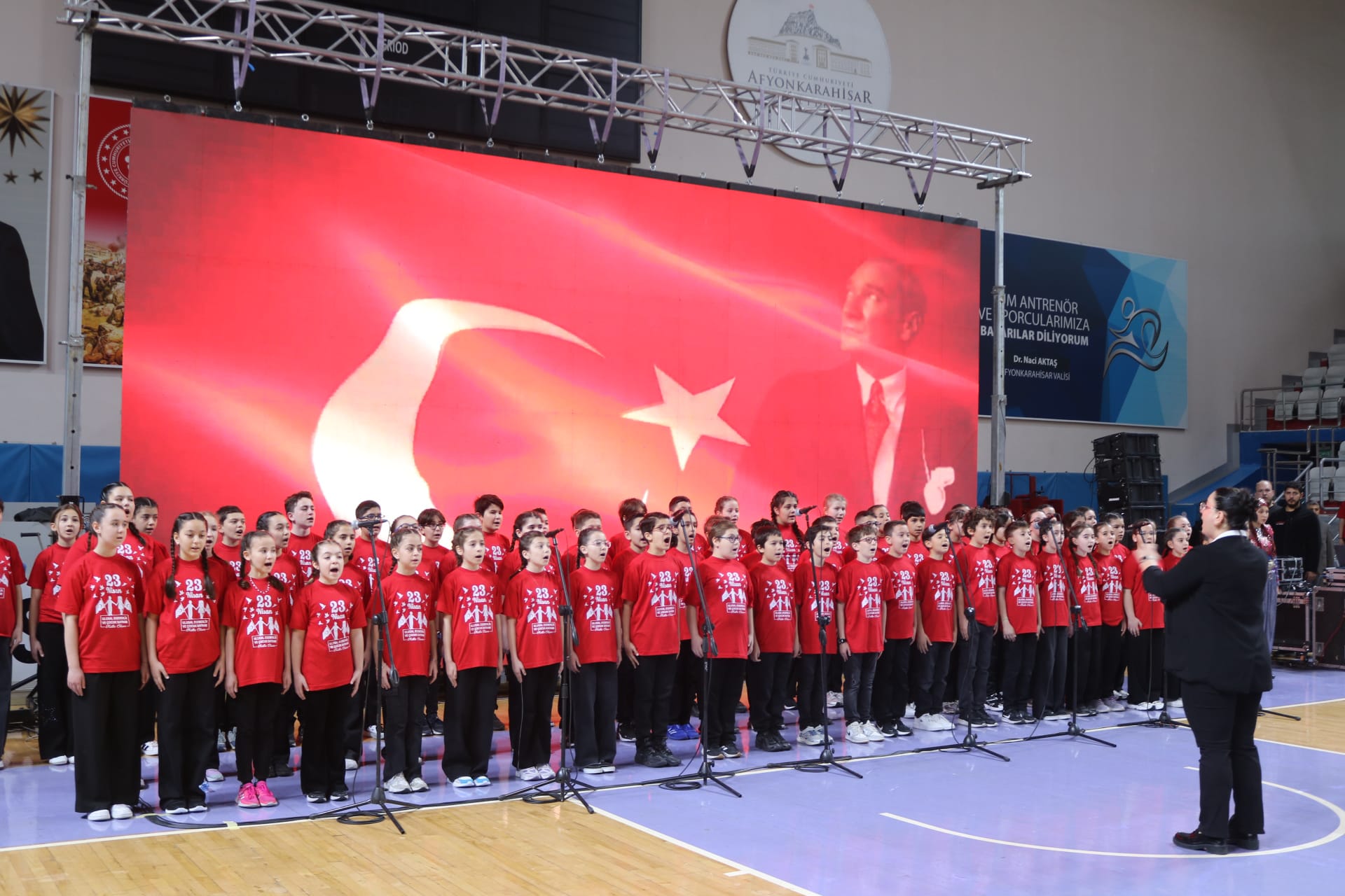 Zaferin Şehrinde Çocukların Sesi: Veysel Eroğlu Stadyumu Al-Yıldızla Renklendi