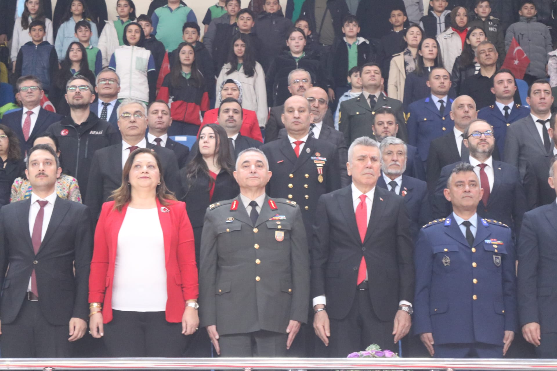 Zaferin Şehrinde Çocukların Sesi: Veysel Eroğlu Stadyumu Al-Yıldızla Renklendi