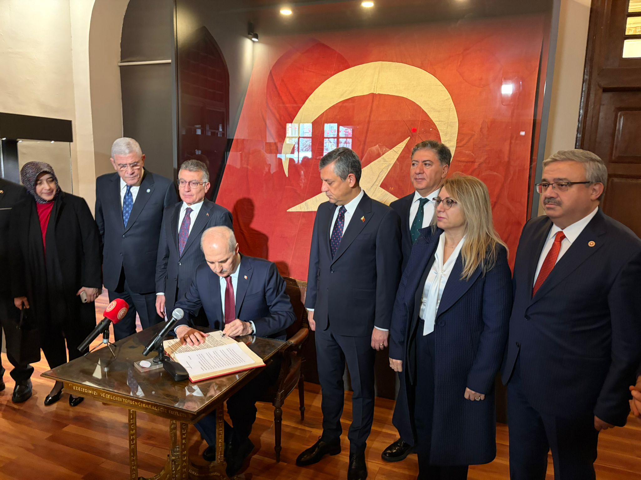 AK Partili Yurdunuseven, Divan Üyesi Olarak 23 Nisan Törenlerine Katıldı