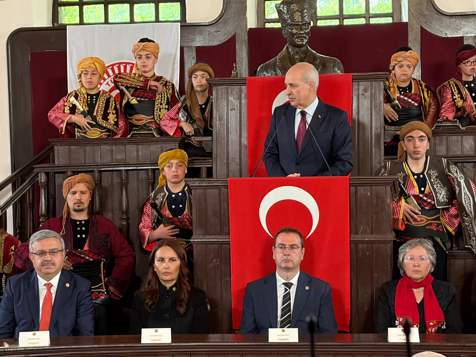 AK Partili Yurdunuseven, Divan Üyesi Olarak 23 Nisan Törenlerine Katıldı