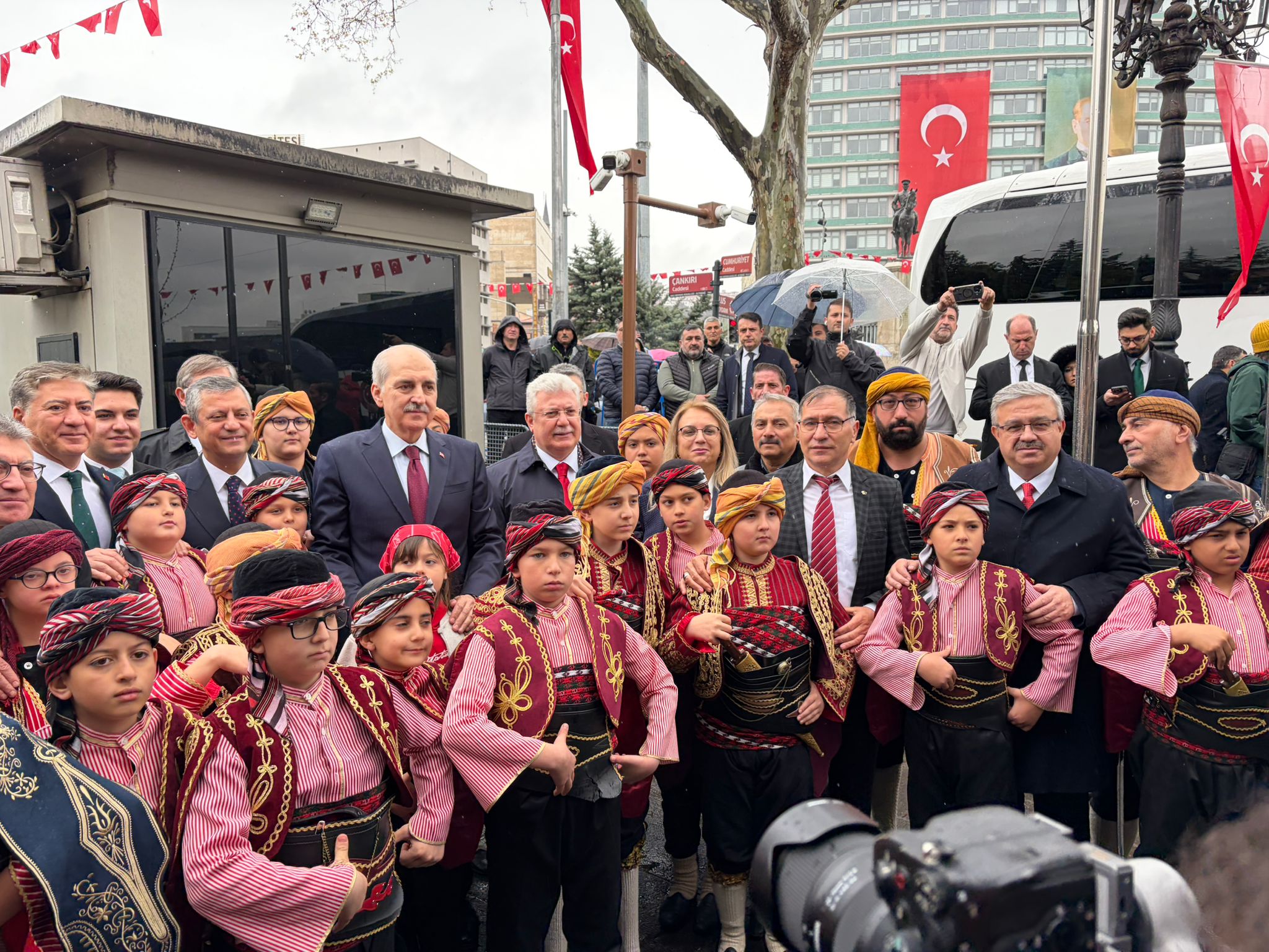 AK Partili Yurdunuseven, Divan Üyesi Olarak 23 Nisan Törenlerine Katıldı