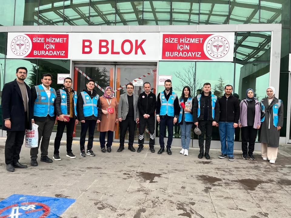 AK Gençlik’ten Tedavi Gören Çocuklara 23 Nisan Ziyareti