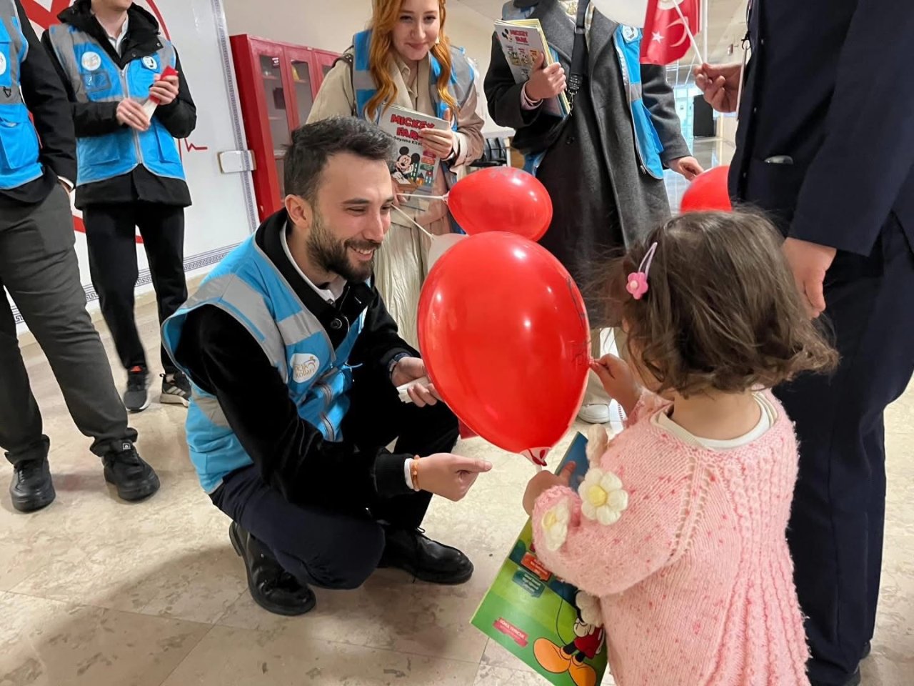 AK Gençlik’ten Tedavi Gören Çocuklara 23 Nisan Ziyareti