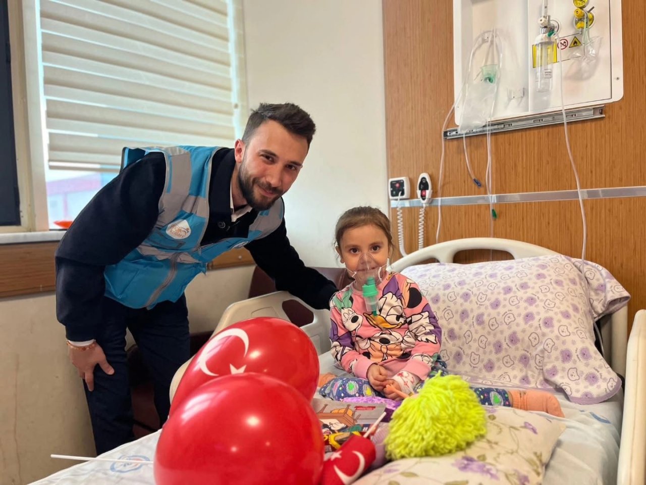 AK Gençlik’ten Tedavi Gören Çocuklara 23 Nisan Ziyareti