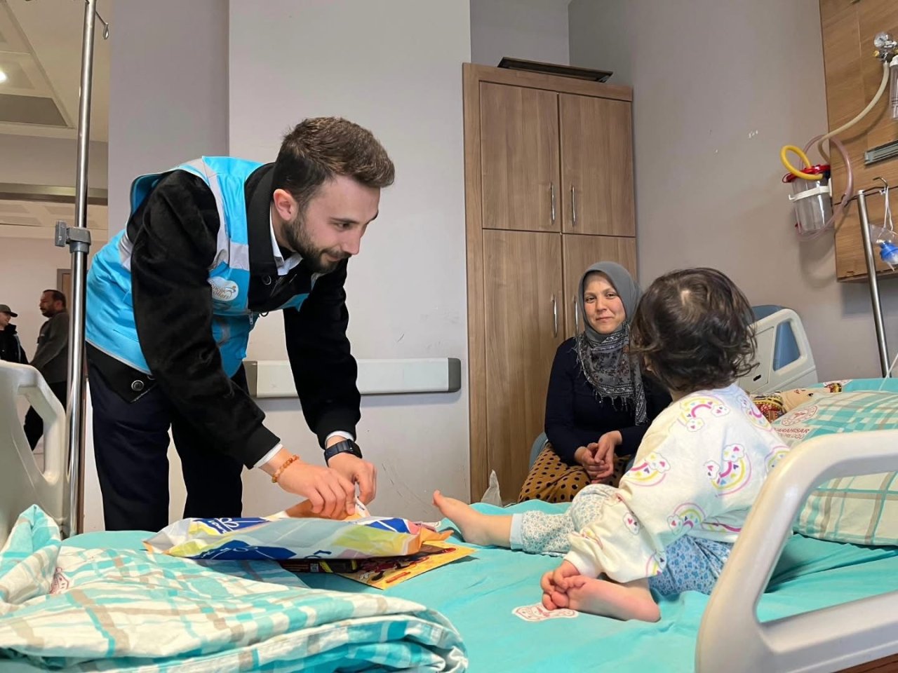 AK Gençlik’ten Tedavi Gören Çocuklara 23 Nisan Ziyareti