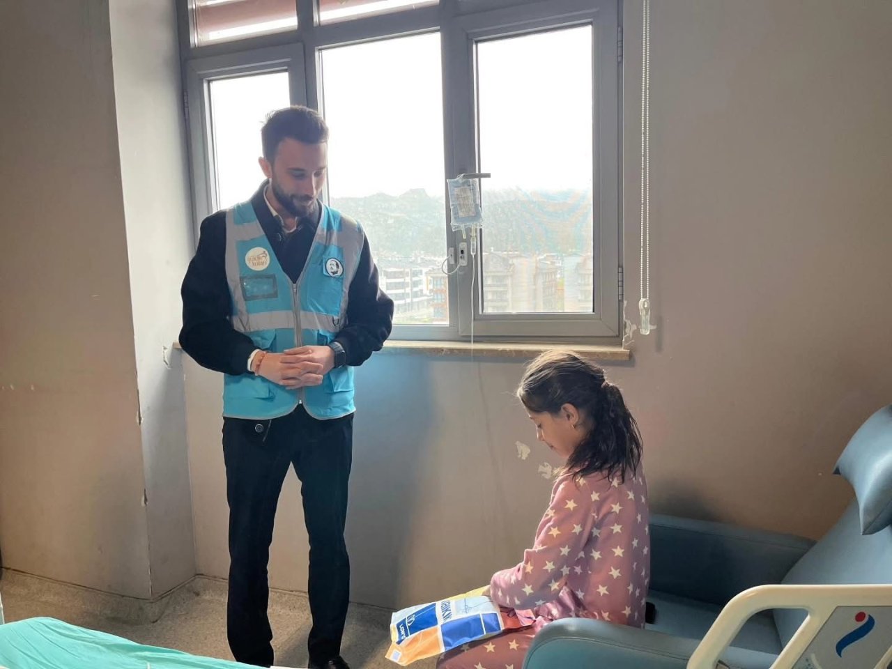 AK Gençlik’ten Tedavi Gören Çocuklara 23 Nisan Ziyareti