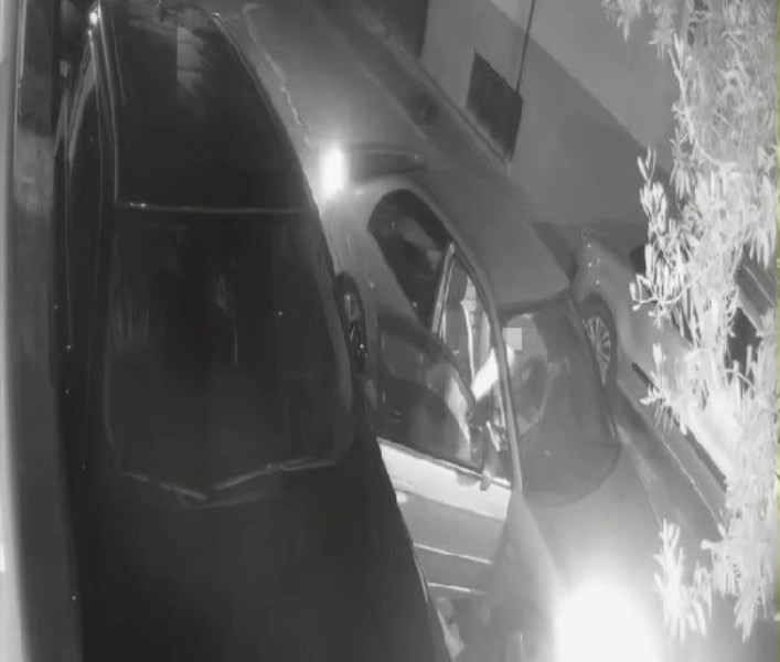 Yanında Bulunan Kadını Araçtan Dışarı Attı!