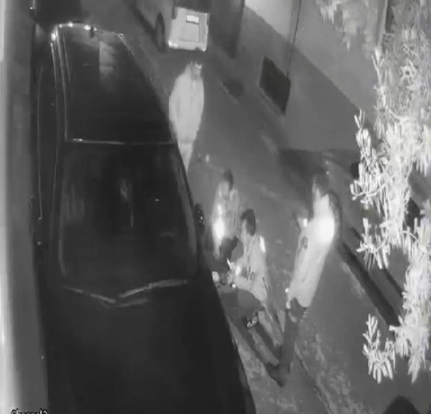 Yanında Bulunan Kadını Araçtan Dışarı Attı!