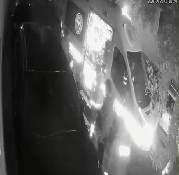 Yanında Bulunan Kadını Araçtan Dışarı Attı!