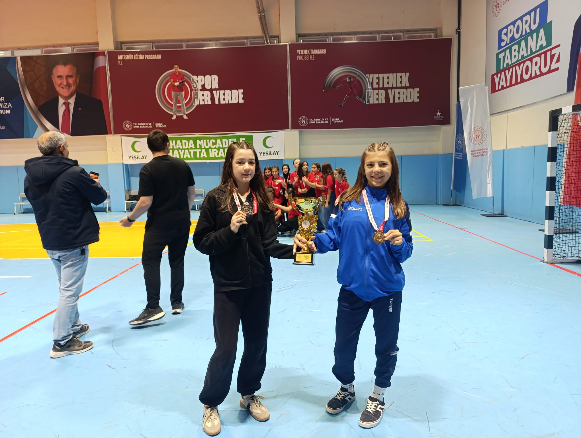 Yıldız Kızlar Güreş İl Birinciliği’nde Büyük Başarı: Maver Kemal Arsoy Ortaokulu Zirvede