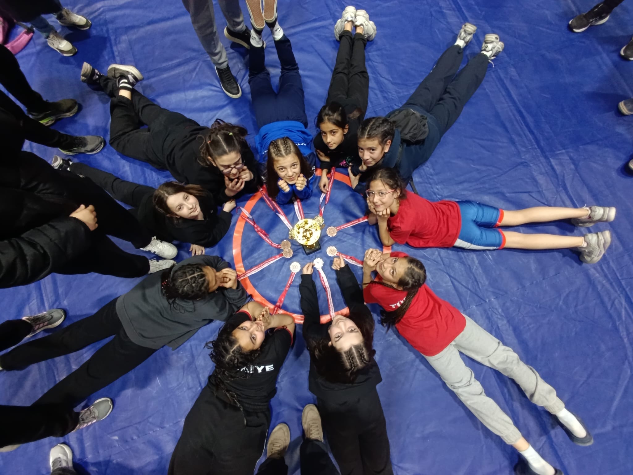 Yıldız Kızlar Güreş İl Birinciliği’nde Büyük Başarı: Maver Kemal Arsoy Ortaokulu Zirvede