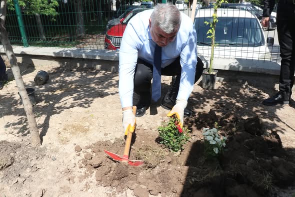 Afyonkarahisar'da Halk Eğitim Merkezi Bahçesi Çiçeklerle Renklendi