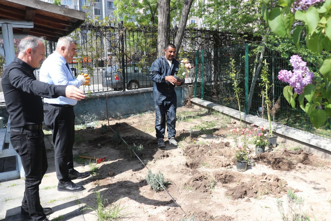Afyonkarahisar'da Halk Eğitim Merkezi Bahçesi Çiçeklerle Renklendi