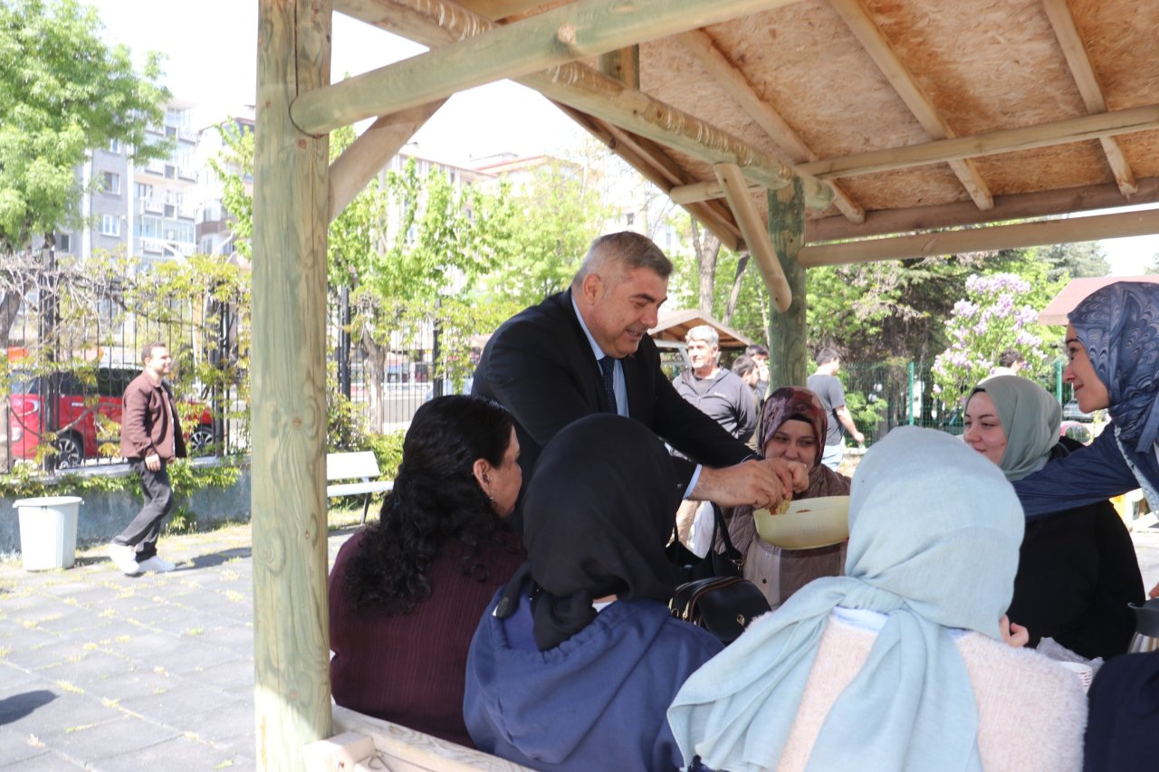 Afyonkarahisar'da Halk Eğitim Merkezi Bahçesi Çiçeklerle Renklendi