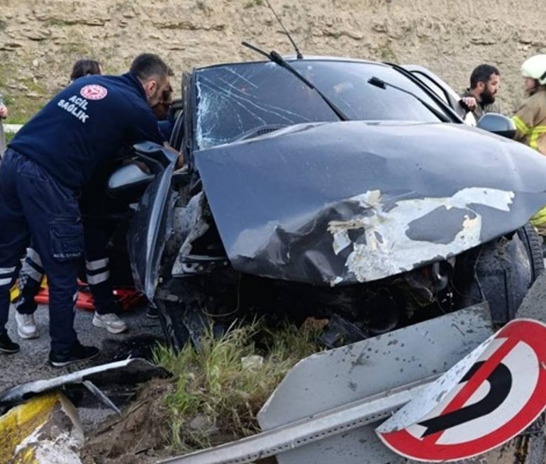 Safranbolu’da Feci Kaza: Otomobil Refüje Çarptı, 1 Kişi Hayatını Kaybetti
