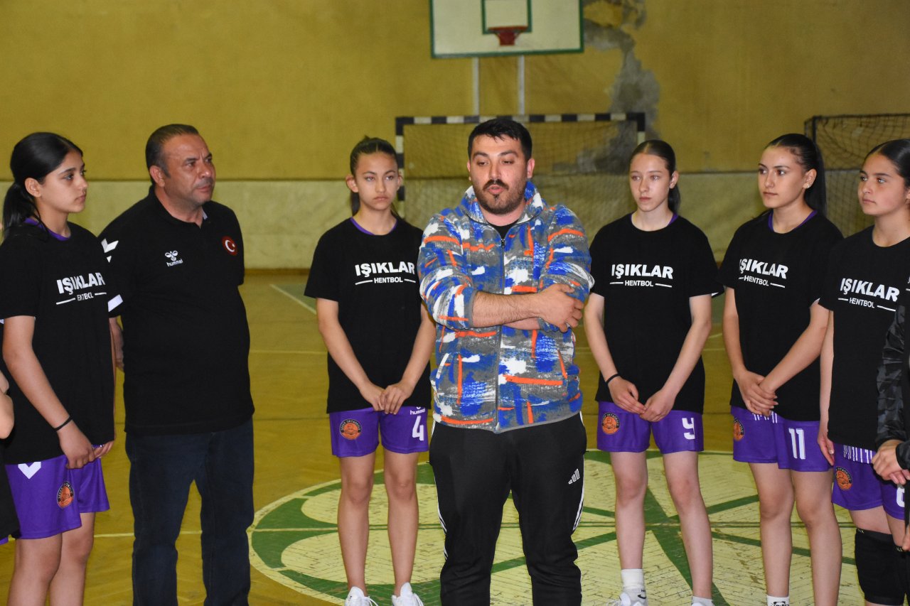 Sosyal Medyaya Değil, Sahaya Takıldılar: Işıklar’ın "Milli" Gururu!