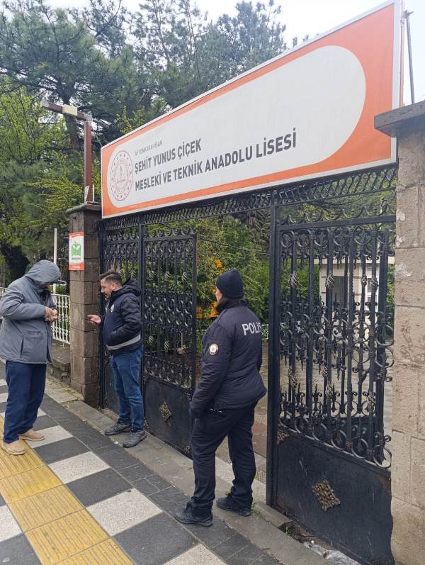 Afyon’da Okul Çevrelerine Sıkı Denetim: 180 Polis Sahada, Suça Geçit Yok