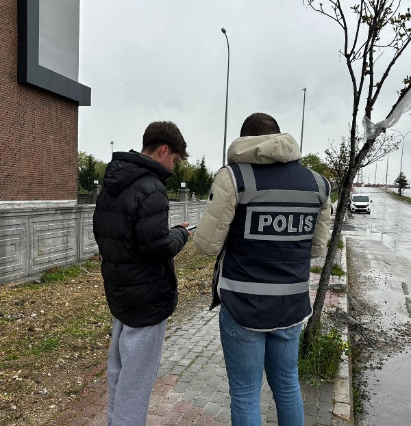 Afyon’da Okul Çevrelerine Sıkı Denetim: 180 Polis Sahada, Suça Geçit Yok