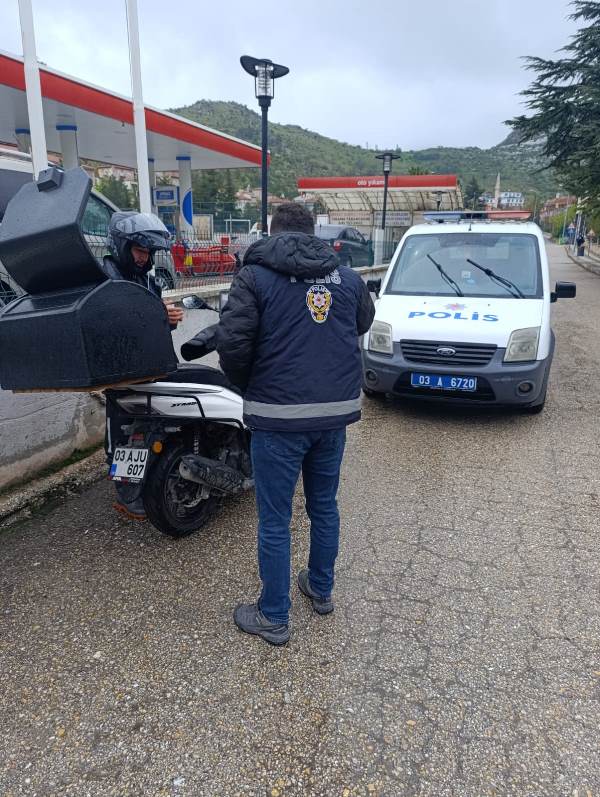 Afyon’da Okul Çevrelerine Sıkı Denetim: 180 Polis Sahada, Suça Geçit Yok