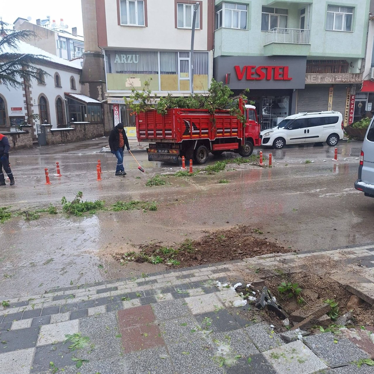 Afyonkarahisar Sandıklı’da Beklenmedik Kar Yağışı: Ağaçlar Devrildi, Yollar Kapandı