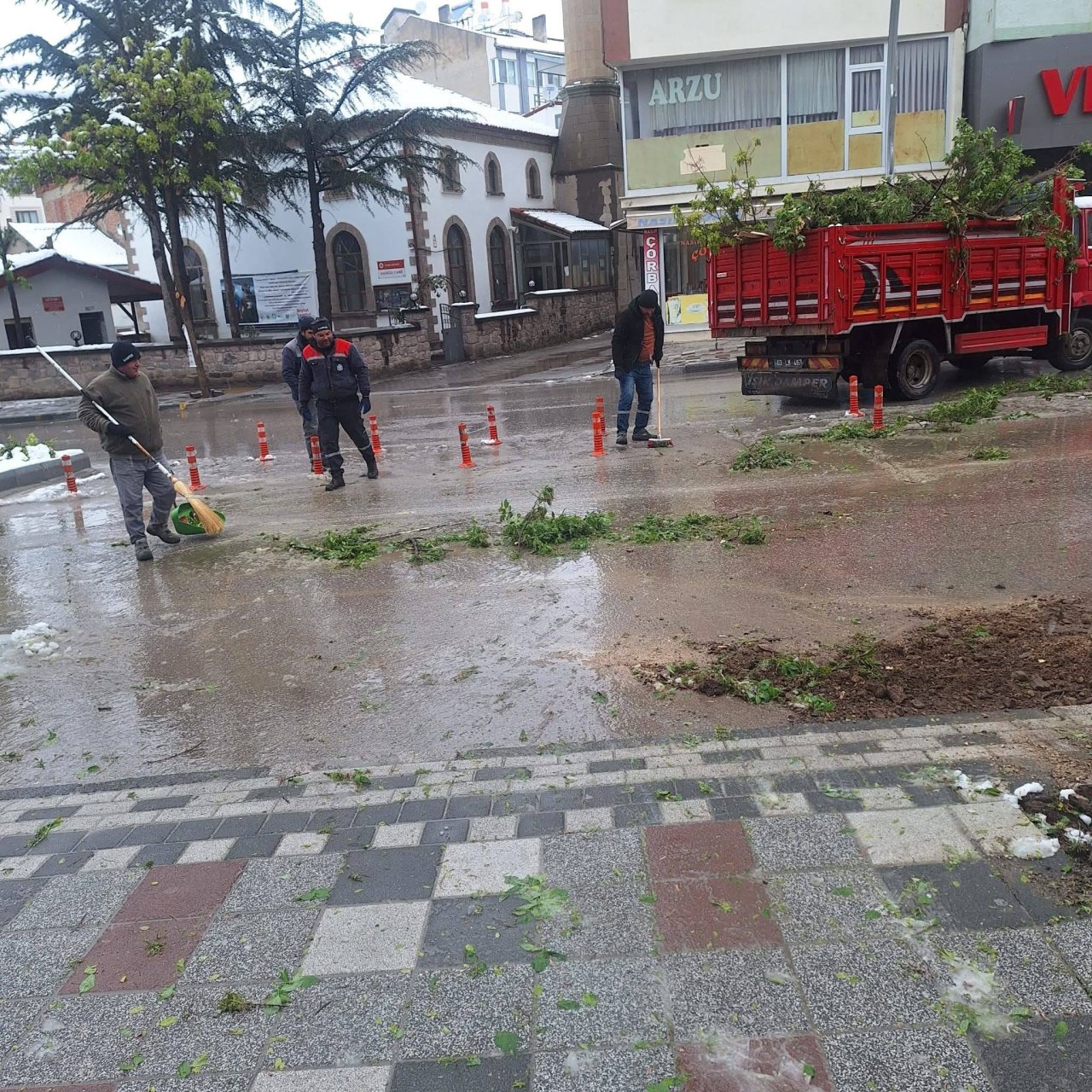 Afyonkarahisar Sandıklı’da Beklenmedik Kar Yağışı: Ağaçlar Devrildi, Yollar Kapandı