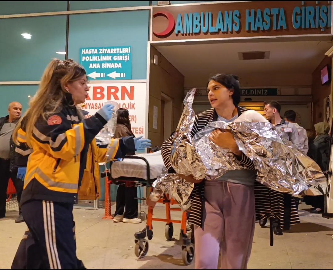 2 yaşındaki çocuk kaynar suya düşerek  feci şekilde yandı