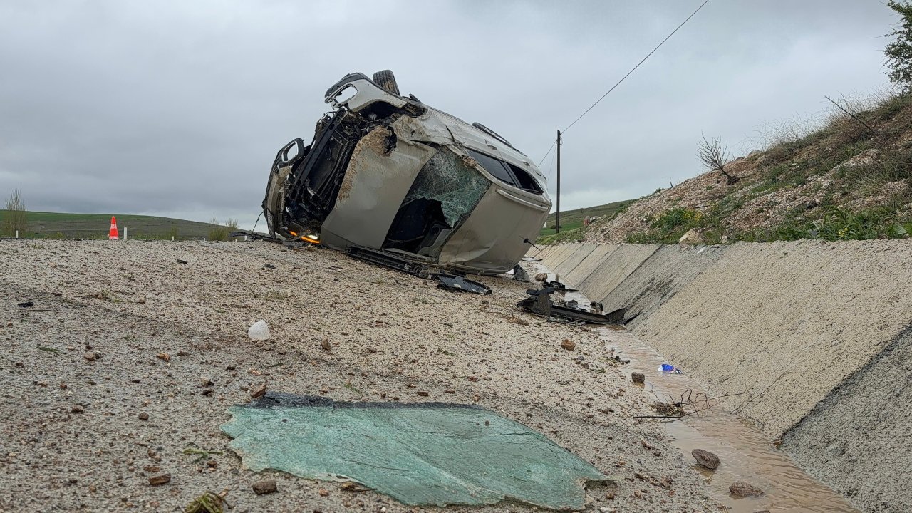 Afyonkarahisar'da Otomobil Devrildi:Biri Bebek 3 Kişi Yaralandı