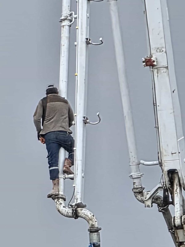 Beton Pompasının Üzerinde Canını Hiçe Saydı!