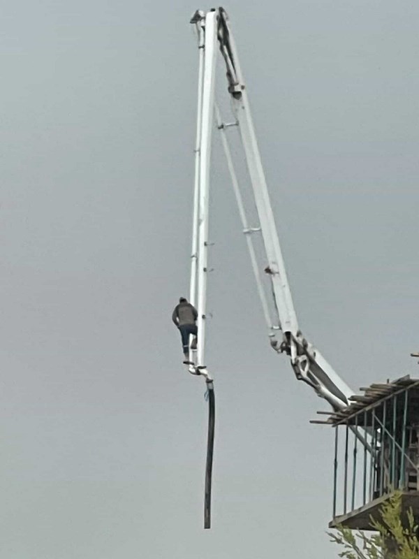 Beton Pompasının Üzerinde Canını Hiçe Saydı!