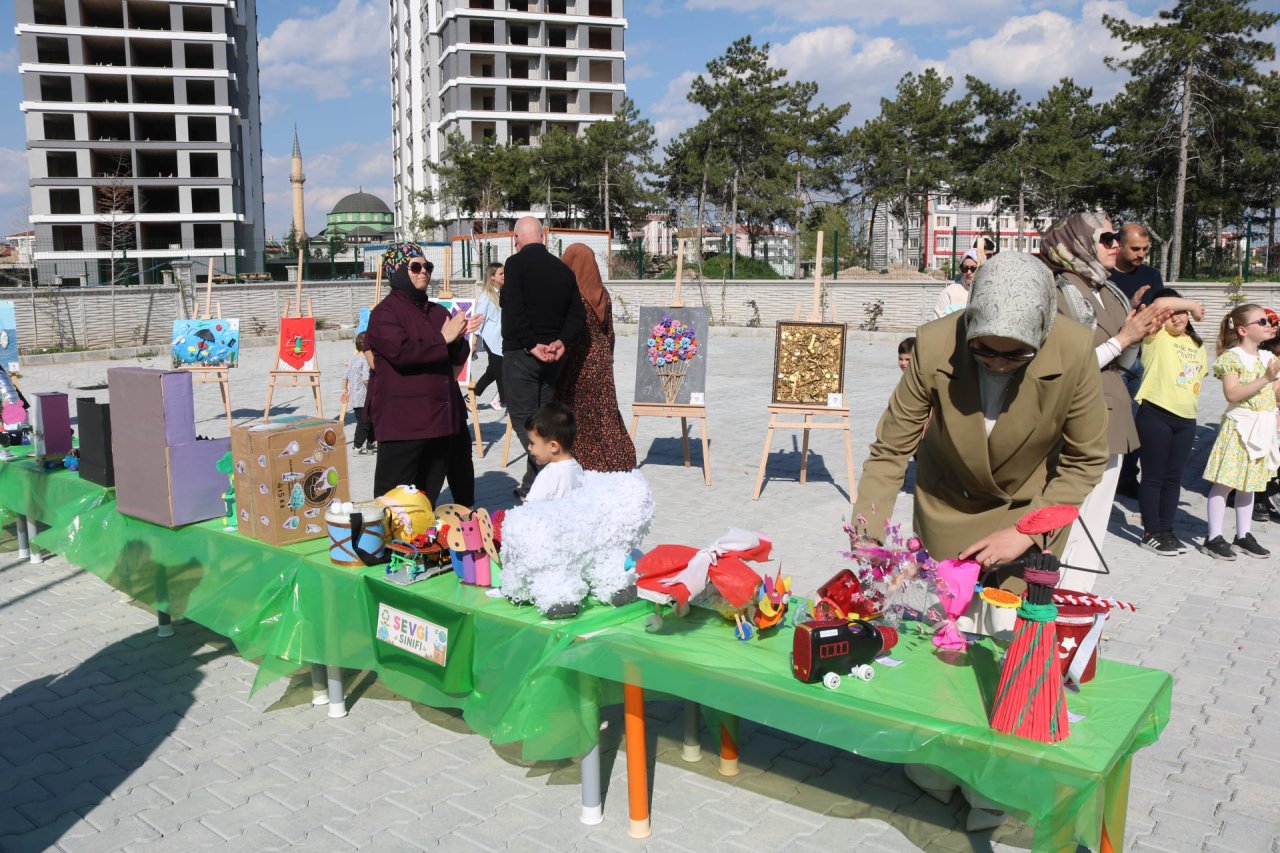 Miniklerden Büyük Mesaj: Zeynur Çetinkaya Kızılay Anaokulu Geri Dönüşüm Sergisi Tam Not Aldı