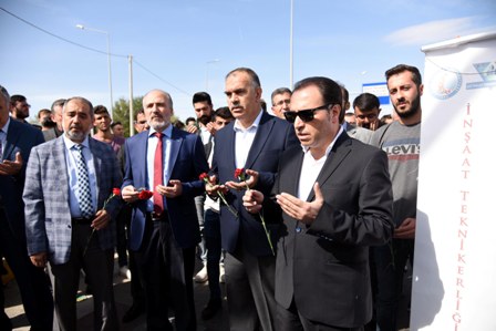 Akü Yönetimi Ve Öğrencileri Kaza Yerine Karanfiller Bıraktı