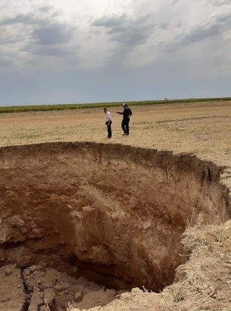 Emirdağ İlçesinde tarlalarda oluşan dev obruklar paniğe neden oldu.
