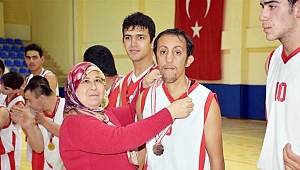 AKÜ'DE TER DÖKTÜLER
